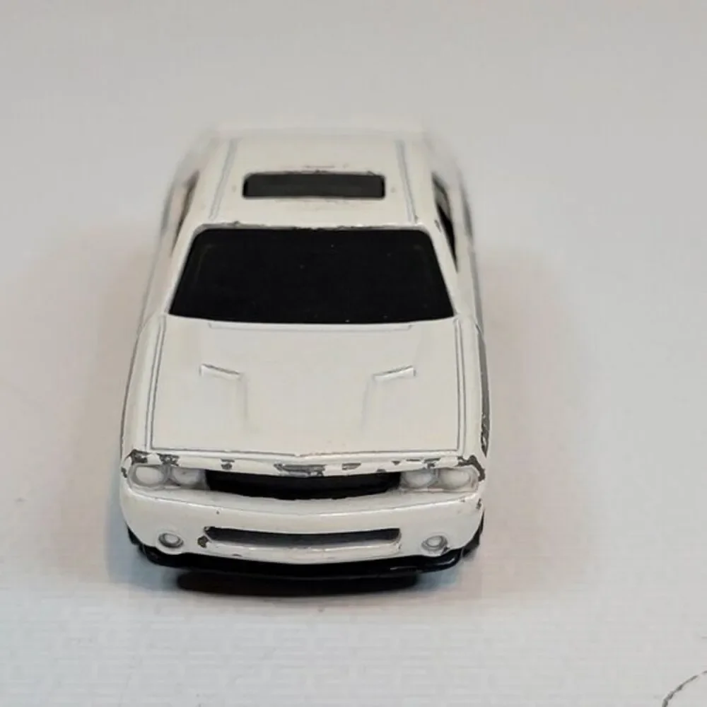 Hot Wheels ‘08 Dodge Challenger SRT8 White / '71 Dodge Charger Red‎ Lines Yellow